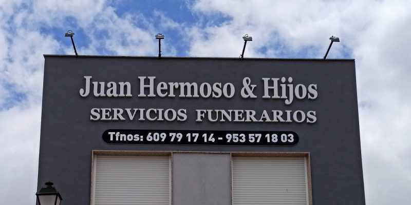 Fachada de las instalaciones centrales de la Funeraria Juan Hermoso e Hijos en la Calle Norte, 2 de Torredonjimeno