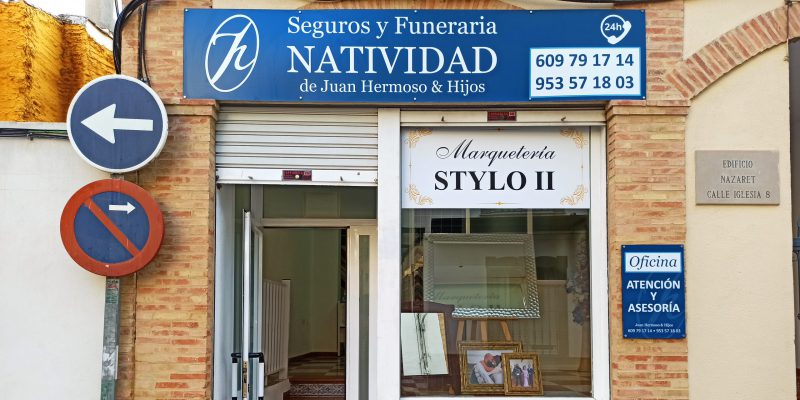 Fachada de la oficina de la Funeraria y Seguros Natividad de Juan Hermoso e Hijos en la Calle Iglesia, 8 de Jamilena