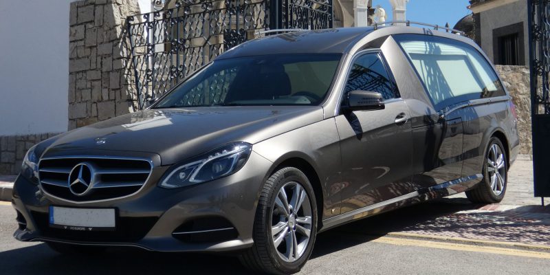 Vehículos fúnebre Mercedes de la Funeraria Juan Hermoso E Hijos en la puerta del cementerio de Torredonjimeno